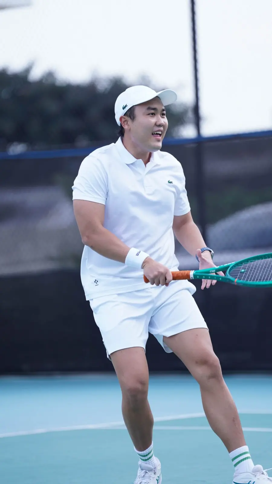 Ko Evans tersenyum di lapangan tenis